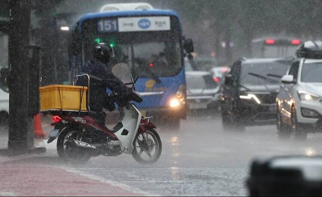 목요일인 14일 중부지방은 대체로 흐리고 매우 강하고 많은 비가 내리겠다. 뉴스1
