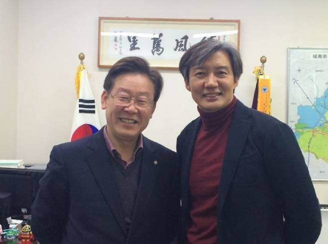 지난해 8월 당시 조국혁신당 조국 대표가 더불어민주당 이재명 당대표 후보와 10년 전 찍은 사진을 공개했다. 조국 페이스북 캡처