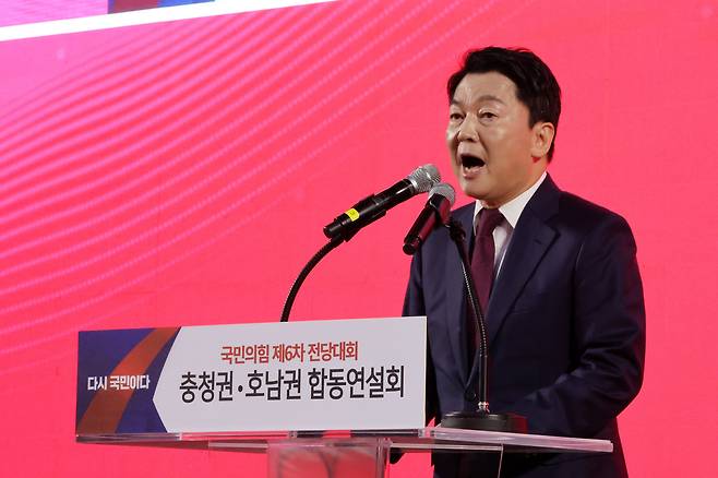 국민의힘 안철수 당대표 후보가 13일 오후 대전광역시 서구 배재대학교에서 열린 제6차 전당대회 충남권-호남권 합동연설회에서 지지를 호소하고 있다. 대전=뉴시스