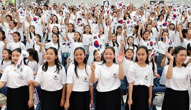 14일 서울 송파구 서울놀이마당에서 열린 제80주년 광복절 기념 '송파구민 대합창'에서 어린이 합창단을 비롯한 참가자들이 태극기를 흔들며 대한민국 만세 삼창을 하고 있다.