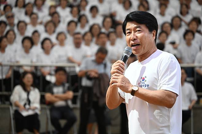 14일 서울 송파구 서울놀이마당에서 열린 제80주년 광복절 기념 '송파구민 대합창'에서 서강석 송파구청장이 인사말을 하고 있다.