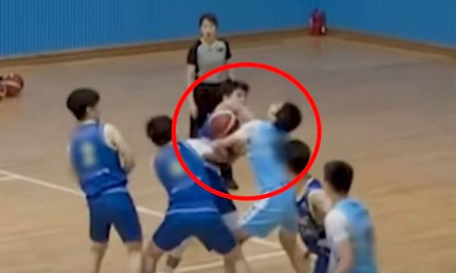 한국중고등학교 농구연맹이 주최한 ‘2025 한국중고농구 주말리그 왕중왕전’에서 중학생 선수가 리바운드 경합 중 상대 선수를 폭행하는 일이 발생했다. 온라인 커뮤니티 캡처