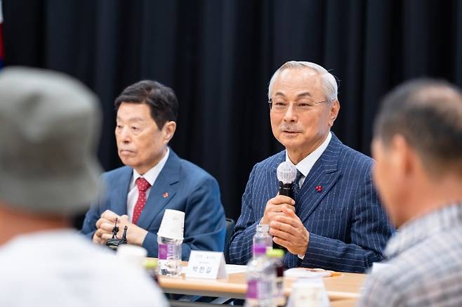 지난달 9일 경남 창녕군청에서 열린 산불 피해 위로지원금 전달식에서 박한길(오른쪽) 애터미 회장이 위로의 말을 전하고 있다. 왼쪽은 사회복지공동모금회 사랑의열매 김병준 회장. 사랑의열매 제공