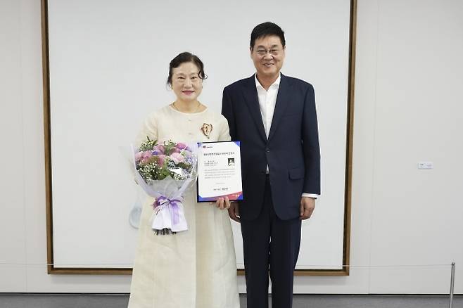 정문헌(오른쪽) 서울 종로구청장이 지난 12일 종로구 최초 향토문화유산 보유자인 박은영 한국예술종합학교 교수에게 인정서를 수여한 뒤 기념촬영하고 있다. 종로구 제공