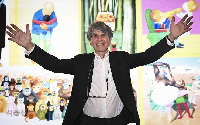 6년 만에 한국을 찾은 ‘그림책의 거장’ 앤서니 브라운이 지난 12일 서울 중구 앰배서더 서울 풀만 호텔에서 두 팔을 벌려 국내 팬들에게 인사를 건네고 있다.  이지훈 기자