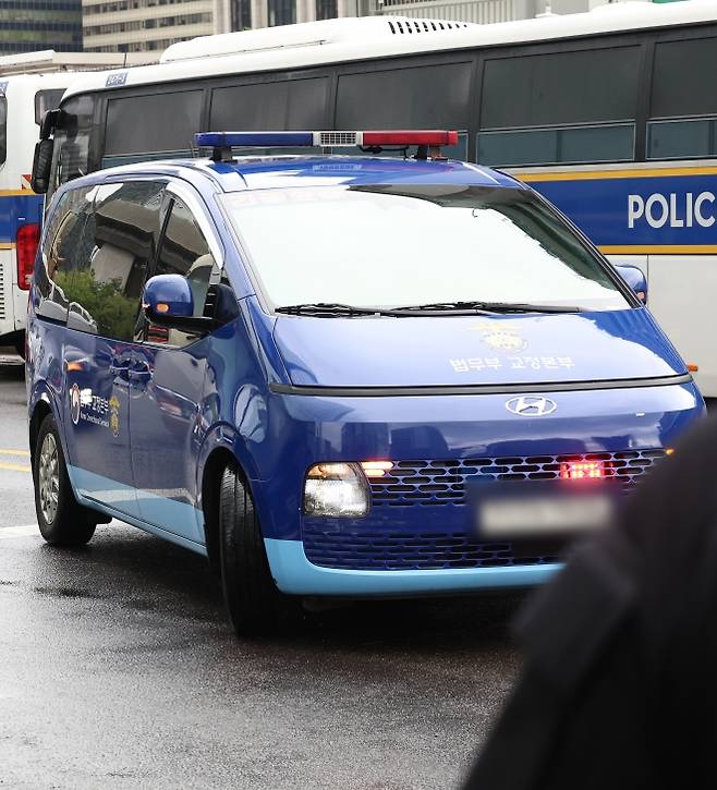 김건희를 태운 차량이 14일 민중기 특별검사팀 사무실이 마련된 서울 종로구 KT 광화문빌딩 웨스트로 들어가고 있다. 2025.8.14 연합뉴스