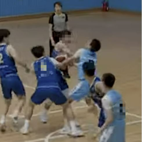 12일 강원 양구군 문화체육관에서는 2025 한국중고농구 주말리그 왕중왕전 준결승에서 A선수가 상대 얼굴을 때리고 있다. 유튜브 농야모 캡처