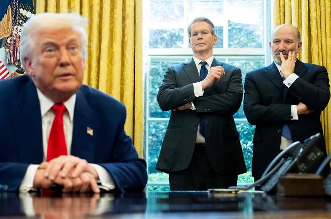 도널드 트럼프(왼쪽) 미국 대통령이 지난 5월 백악관에서 상호관세 90일 유예와 관련해 설명하는 동안  스콧 베선트(가운데) 재무장관과 하워드 러트닉 상무장관이 심각한 표정으로 지켜보고 있다. 워싱턴 AFP 연합뉴스