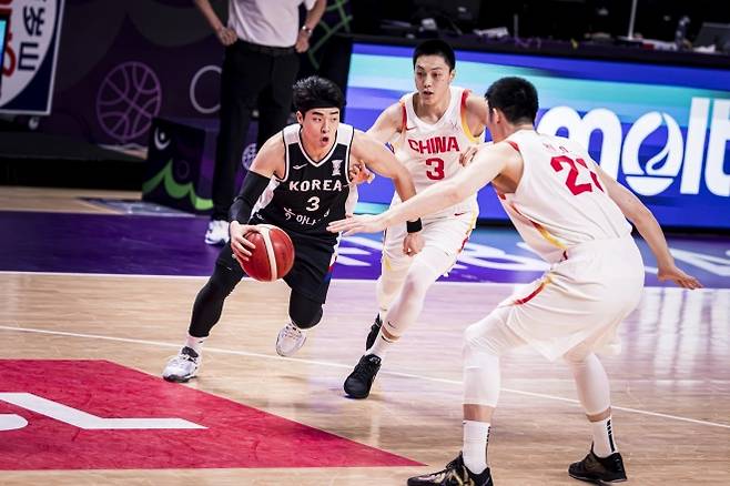 한국 남자농구 국가대표 정성우가 14일 사우디아라비아 제다에서 열린 2025 국제농구연맹(FIBA) 아시아컵 중국과의 8강전에서 돌파하고 있다. FIBA 제공