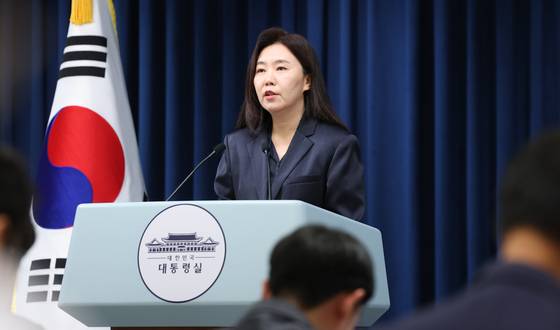강유정 대통령실 대변인이 13일 용산 대통령실에서 브리핑을 하고 있다. 뉴스1