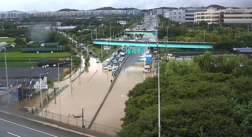 침수된 김포시 고촌읍 도로 (서울=연합뉴스) 13일 호우경보가 내려진 경기도 김포시 고촌읍의 한 도로가 폭우로 인해 침수돼 있다. 2025.8.13 [독자 제공. 재판매 및 DB 금지] photo@yna.co.kr (끝) <저작권자(c) 연합뉴스, 무단 전재-재배포, AI 학습 및 활용 금지>