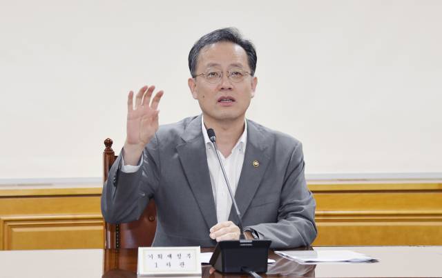 이형일 기획재정부 1차관이 14일 서울 중구 은행회관에서 열린 '시장상황점검회의'를 주재하고 있다. 사진 제공=기재부