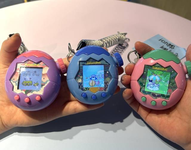 12일 오후 서울 용산구 아이파크몰 다마고치 팝업에서 다마고치 장난감을 체험하고 있다. 사진= 최윤서 인턴기자