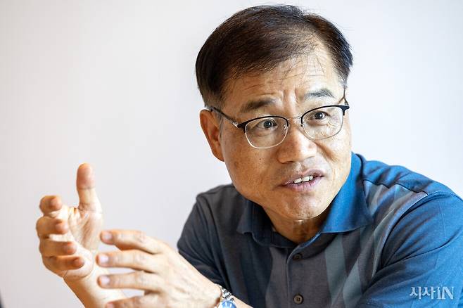 김해동 계명대 환경공학과 교수가 7월30일 대구 서구에 위치한 한 카페에서 인터뷰를 하고 있다. ⓒ시사IN 박미소