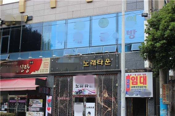 ​전남 여수 석화산단으로부터 3㎞ 남짓 떨어진 신흥택지개발지 무선지구. 여수산단 노동자의 주거지(원룸)와 유흥주점, 식당가가 밀집해 있다. 이곳은 여수 주요 상권 4곳 중 하나로 산단 노동자들의 주요 소비 동선으로 여수경제의 실핏줄 같은 곳이다. 11일 한낮에 찾은 무선지구는 한참 분주해야 할 점심시간조차 썰렁했다. 한 노래방 입구에 임대 딱지가 붙어있다. ⓒ시사저널 정성환​