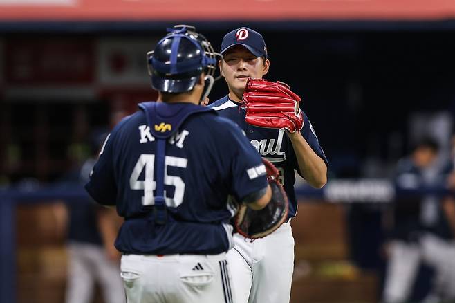 두산 김택연(오른쪽)은 프로 2년차 고전하고 있다. 조성환 감독대행은 그의 과부하를 막기 위해 1군 엔트리 제외 등 여러 방안을 고려하고 있다. 사진제공｜두산 베어스