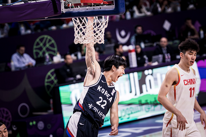 남자농구국가대표팀 포워드 여준석(왼쪽)이 14일(한국시간) 사우디아라비아 제다에서 열린 중국과 2025 FIBA 아시아컵 8강전 1쿼터에서 원핸드 덩크슛을 터트리고 있다. 이날 여준석은 8점·6리바운드로 활약했지만, 팀의 71-79 패배를 막진 못했다. 대표팀은 8강전에서 이번 대회의 여정을 마감했다. 사진제공ㅣFIBA