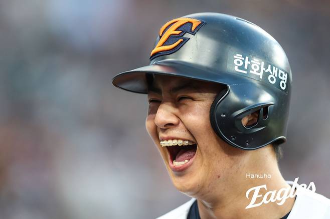 한화 노시환이 14일 대전한화생명볼파크에서 열린 롯데와 홈경기 2회말 좌익수 키를 넘기는 2루타를 친 뒤 활짝 웃고 있다. 사진제공｜한화 이글스