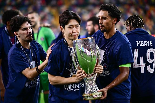 파리 생제르맹의 이강인이 14일 토트넘을 꺾고 UEFA 슈퍼컵을 차지한 뒤 팀 동료들과 트로피를 들어올리며 기뻐하고 있다. AFP연합뉴스