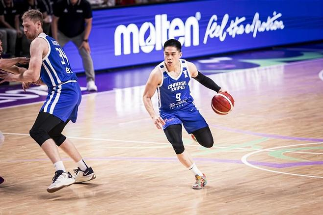 대만 천잉춘이 14일 아시아컵 8강 이란전에서 드리블하고 있다. FIBA 홈페이지