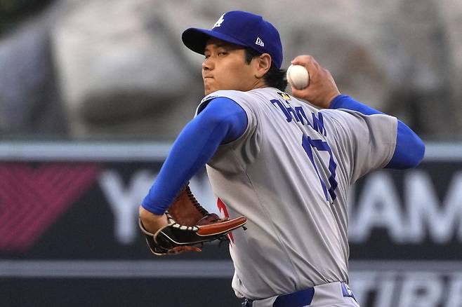 LA 다저스 오타니 쇼헤이가 14일 미국 애너하임 에인절 스타디움에서 열린 2025 메이저리그 LA 에인절스와 원정 경기에 선발 등판해 공을 던지고 있다. 애너하임 | AP연합뉴스