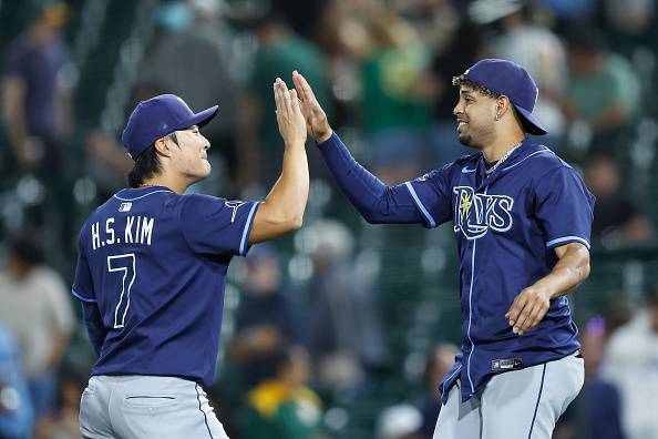 탬파베이 김하성(왼쪽)이 14일 애스레틱스전에서 8-2 승리를 거둔 뒤 팀 동료 크리스토퍼 모렐과 하이파이브를 하고 있다. 게티이미지