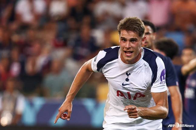 미키 판 더 펜이 14일 오전 4시(한국시간) 이탈리아 블루에너지 스타디움에서 열린 2025 유럽축구연맹(UEFA) 슈퍼컵 결승에서 파리 생제르망(PSG)에 골을 넣고 달려가고 있다. /AFPBBNews=뉴스1