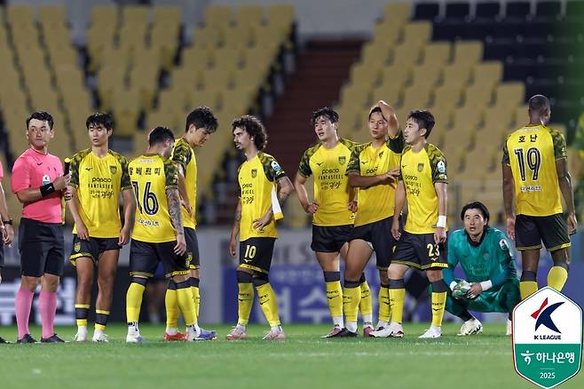 지난 10일 광양축구전용구장에서 열린 천안시티전 패배 후 아쉬워하고 있는 전남 드래곤즈 선수들. 이날 오심으로 인해 선제골이 취소된 전남은 결국 3-4로 패배했다. /사진=한국프로축구연맹 제공
