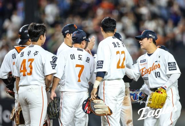 한화 선수단이 13일 대전 롯데전 승리 후 세리머니를 하고 있다. /사진=한화 이글스 제공