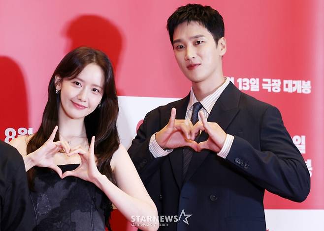 배우 임윤아, 안보현이 7일 서울 용산구 CGV용산아이파크몰에서 열린 영화 '악마가 이사왔다'(감독 이상근) VIP 시사회에 참석해 포즈를 취하고 있다. /2025.08.07 /사진=김휘선 hwijpg@