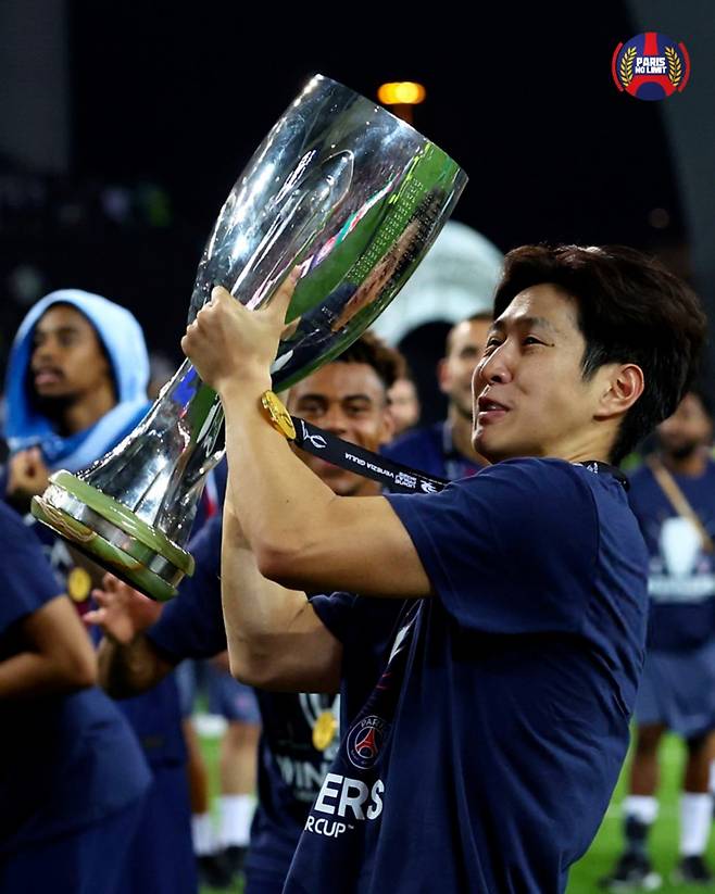 파리 생제르맹(PSG) 이강인이 14일 유럽축구연맹(UEFA) 슈퍼컵 우승 트로피를 들고 기뻐하고 있다. /사진=파리 노 리밋 SNS 캡처