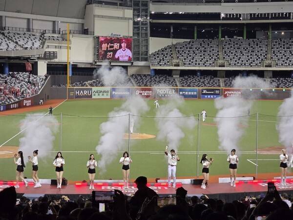 타이베이돔에서 라쿠텐 몽키스 소속 치어리더들이 응원을 하고 있다. 사진=김태현 기자