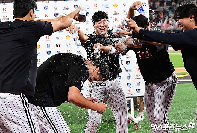 12일 오후 수원케이티위즈파크에서 열린 '2025 신한 SOL Bank KBO리그' LG 트윈스와 KT 위즈의 경기, LG가 새 외국인 투수 톨허스트의 7이닝 무실점 완벽투와 타선의 활약에 힘입어 11:2의 스코어로 승리하며 1위 자리를 지켰다.  경기 종료 후 LG 선수들이 톨허스트의 승리를 축하하며 물세례를 퍼붓고 있다. 엑스포츠뉴스 DB