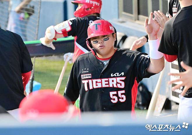 KIA 타이거즈 포수 한준수가 올해 정규시즌 경기에서 득점 후 하이파이브하고 있다. 엑스포츠뉴스 DB
