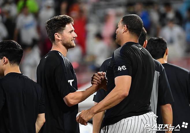 12일 오후 수원케이티위즈파크에서 열린 '2025 신한 SOL Bank KBO리그' LG 트윈스와 KT 위즈의 경기, LG가 새 외국인 투수 톨허스트의 7이닝 무실점 완벽투와 타선의 활약에 힘입어 11:2의 스코어로 승리하며 1위 자리를 지켰다.  경기 종료 후 LG 톨허스트와 치리노스가 승리의 하이파이브를 나누고 있다. 엑스포츠뉴스 DB