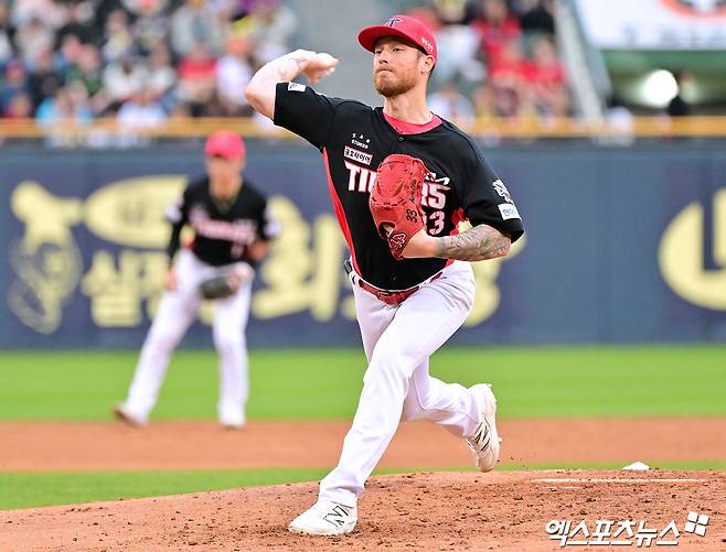 KIA 타이거즈 선발투수 애덤 올러가 올해 정규시즌 경기에 선발 등판해 투구하고 있다. 엑스포츠뉴스 DB