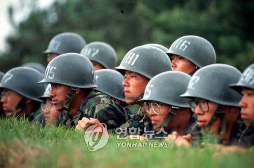 '남자로 태어났으면 군대 가야지' 구릿빚 얼굴의 논산훈련소 훈련병들. <연합뉴스. 무단전재-재배포 금지.>