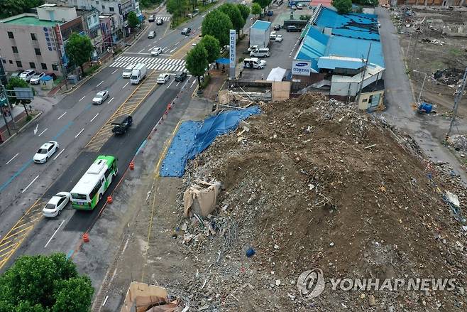 학동 붕괴 사고 현장 (광주=연합뉴스) 조남수 기자 = 광주 학동 재개발지역 철거건물 붕괴 사고 현장 앞 도로를 버스가 지나고 있다. 2021.6.11 iso64@yna.co.kr