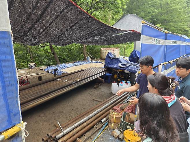 "여기가 연구용 지하연구시설이 들어설 곳" (태백=연합뉴스) 고준위 방폐장 건설에 필요한 각종 기술을 연구하는 지하연구시설(URL) 건설 부지로 선정된 태백시 철암동 시추 현장. [한국원자력환경공단 제공. 재판매 및 DB 금지]