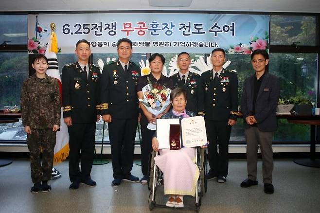 육군 2군단, 6·25전쟁 참전용사 유가족에 '화랑무공훈장' 전수 [육군 2군단 제공. 재판매 및 DB 금지]