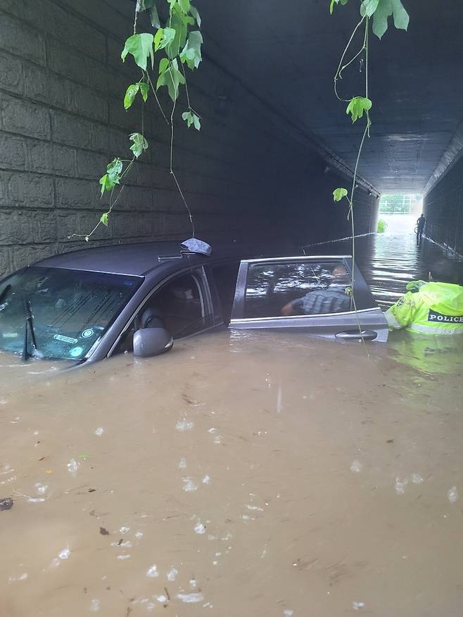 의정부 굴다리 침수 [의정부경찰서 제공. 재판매 및 DB 금지]