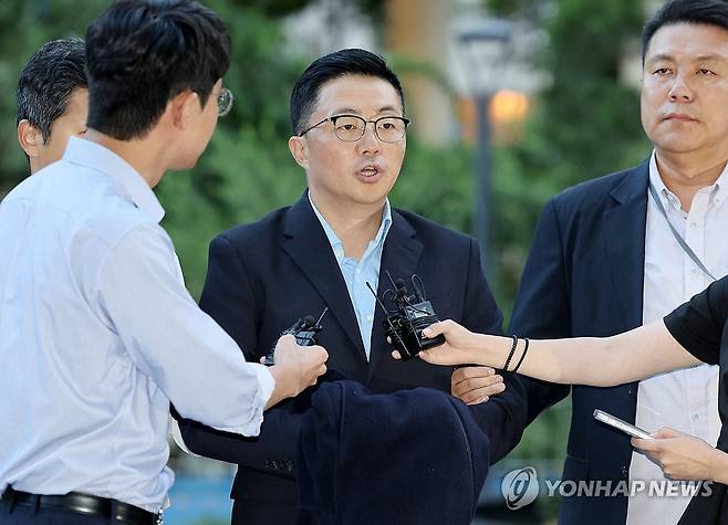 특검에 인치되는 김예성 (서울=연합뉴스) 서명곤 기자 = 김건희 여사 일가의 '집사'로 지목된 김예성 씨가 12일 귀국 직후 인천국제공항에서 체포돼 서울 종로구 김건희특검 사무실에 인치되며 취재진의 질문을 받고 있다. 2025.8.12 seephoto@yna.co.kr