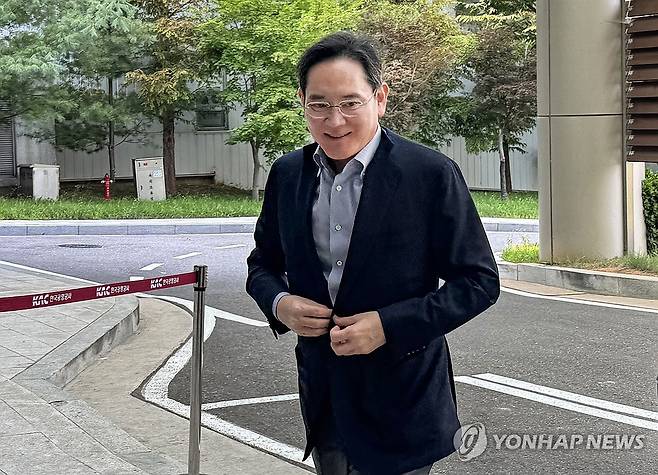 워싱턴 출국하는 이재용 삼성전자 회장 (서울=연합뉴스) 강태우 기자 = 이재용 삼성전자 회장이 29일 서울 강서구 서울김포비즈니스항공센터(SGBAC)를 통해 워싱턴으로 출국하고 있다. 2025.7.29 burning@yna.co.kr