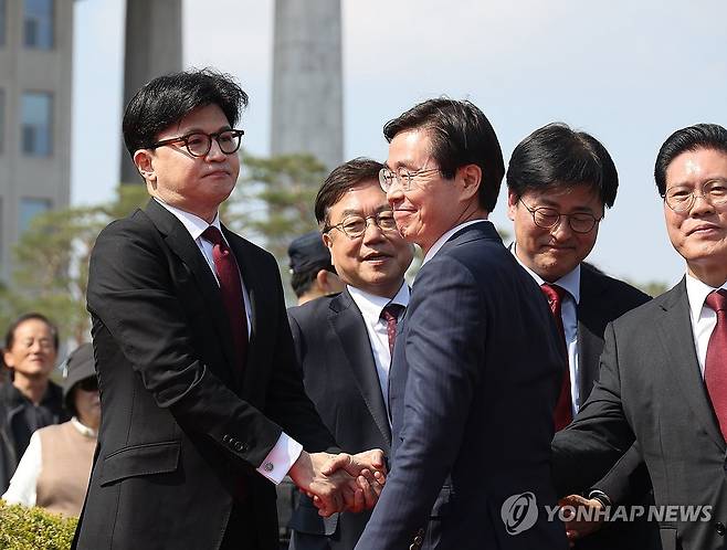 조경태 의원과 악수하는 한동훈 (서울=연합뉴스) 박동주 기자 = 국민의힘 한동훈 전 대표가 10일 서울 여의도 국회 분수대 앞에서 대선 출마 선언을 마치고 조경태 의원과 악수하고 있다. 2025.4.10 pdj6635@yna.co.kr