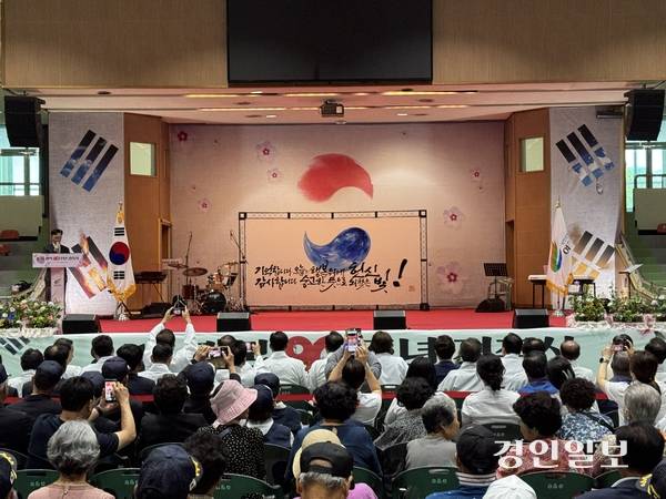 이화선 작가의 캘리그라피 퍼포먼스와 함께 펼쳐진 태극기 작품이 행사장의 분위기를 더욱 고조시켰다. 2025.8.15 여주/양동민기자 coa007@kyeongin.com