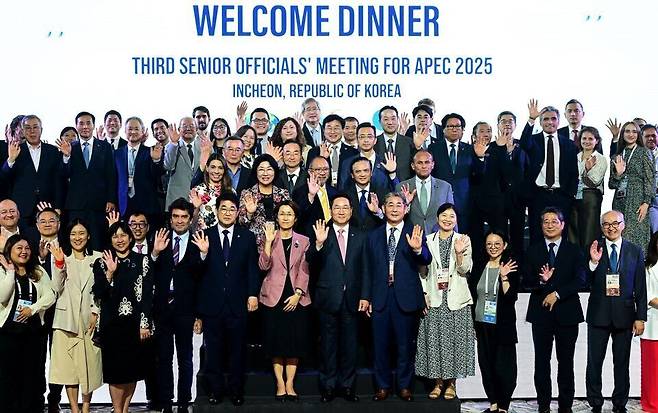 ▲ 유정복(앞줄 가운데) 인천시장이 지난 13일 중구 인스파이어 리조트에서 열린 APEC 제3차 고위관리회의 만찬에서 기념사진을 촬영하고 있다. /사진제공=인천시
