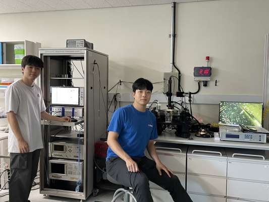 KAIST 전기및전자공학부 황재하, 송준기 박사과정(왼쪽부터)