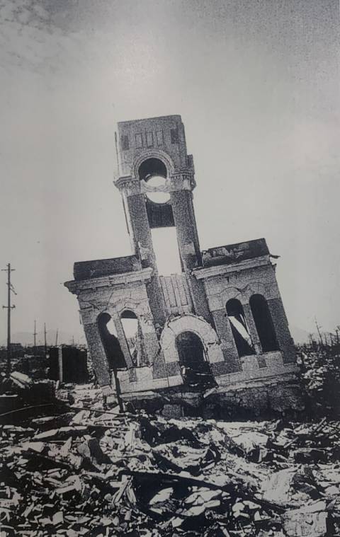 히로시마 폭심지에서 620m 떨어진 건물이 찌그러져 기울었다. 한국원폭피해자협회 제공