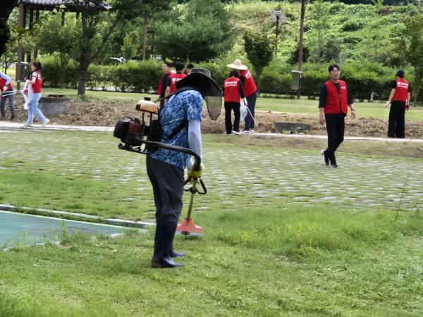 조지연 의원과 경산당협 주요 당직자들이 15일 경산시 남산면 평기리 들기공원 내에 위치한 항일운동기념탑을 찾아 헌화, 참배하고 잡초 제저 등 주변정화활동을 하고있다. 김윤섭기자.