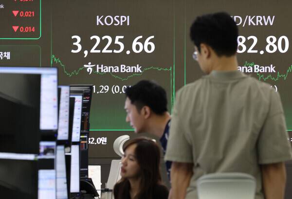국내 증시가 14일 '광복절 휴장'을 앞두고 동반 상승 마감했다. 연합뉴스
